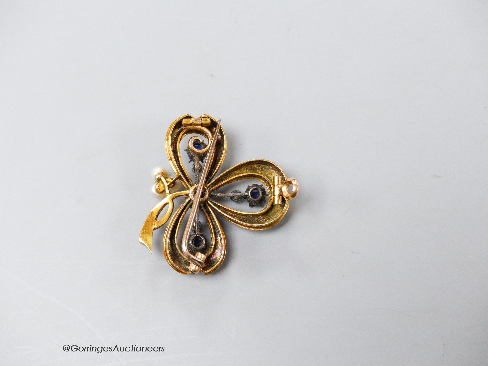 A sapphire, diamond and seed pearl cloverleaf pendant brooch, yellow metal setting, 26mm, gross 9.1 grams.